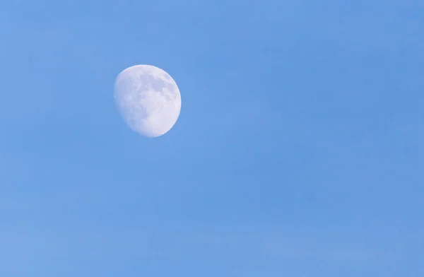 Luna en el cielo azul — Foto de Stock
