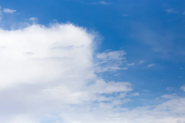 Nubes en el cielo azul como fondo —  Fotos de Stock