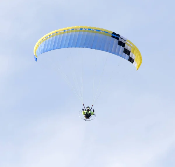 Paraquedas voando no céu — Fotografia de Stock