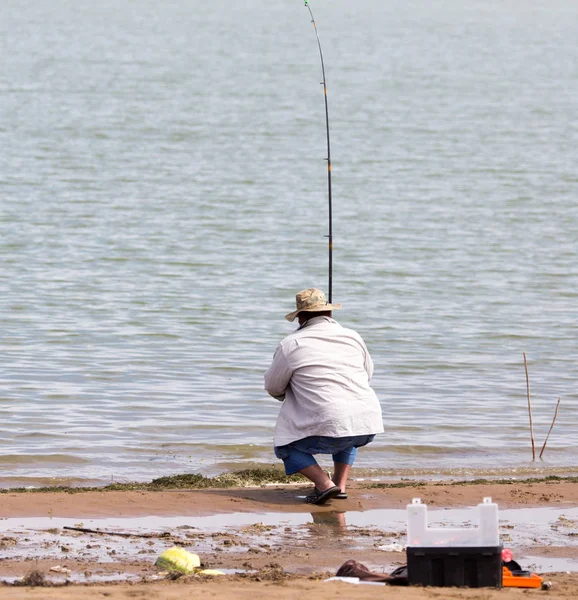 Fiskare som fiskar på sjön — Stockfoto