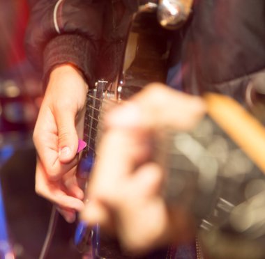 Sahne Alanı'nda agresif oyun gitar