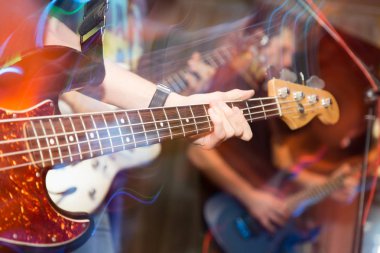 Sahne Alanı'nda agresif oyun gitar