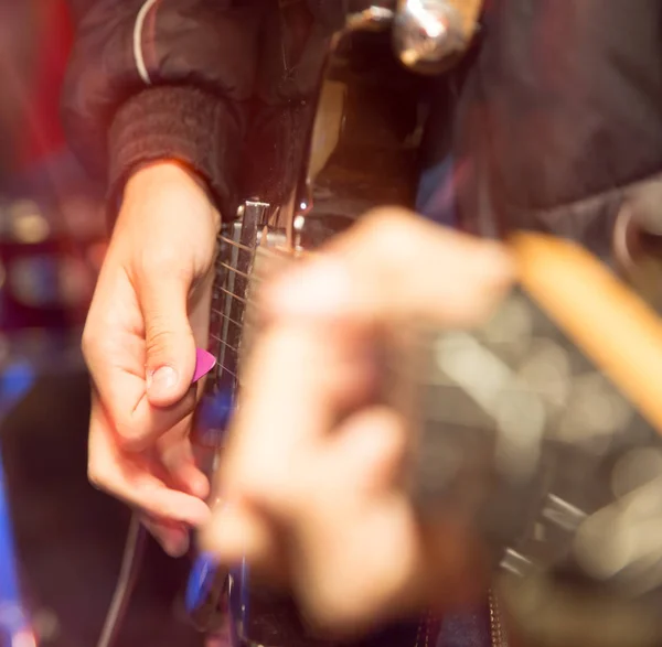 Violão agressivo no palco — Fotografia de Stock