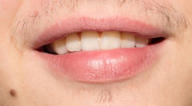 bir adam bir gülümseme