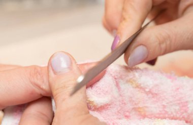 Güzellik salonunda manikür.