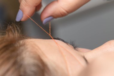 Güzellik Salonu kaşları iplik damat. Kapat