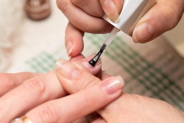 Güzellik salonunda manikür.