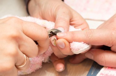 Güzellik salonunda manikür.