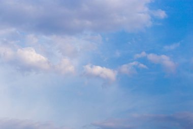 Arkaplan olarak gökyüzündeki bulutlar