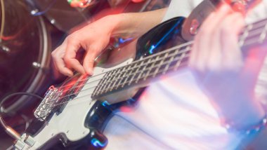 Sahne Alanı'nda agresif oyun gitar