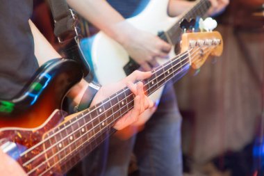 Sahne Alanı'nda agresif oyun gitar