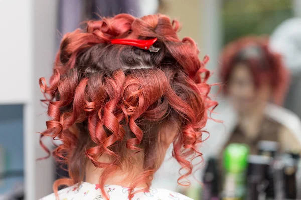 Güzellik salonunda peçeli düğün saç stilleri — Stok fotoğraf