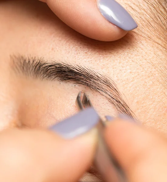 Pflege der Augenbrauen im Schönheitssalon — Stockfoto