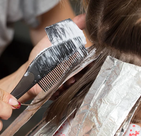 Haarweben im Schönheitssalon — Stockfoto