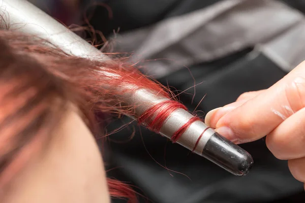 Krullen van haar in een schoonheidssalon — Stockfoto