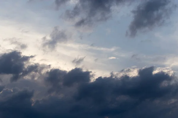 Arkaplan olarak gökyüzündeki bulutlar — Stok fotoğraf