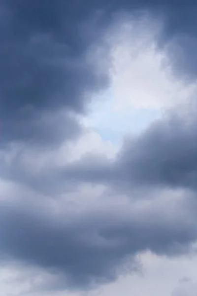 Nubes de tormenta en el cielo como fondo —  Fotos de Stock