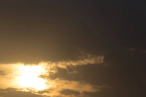 Nuvens de tempestade ao pôr do sol como fundo — Fotografia de Stock