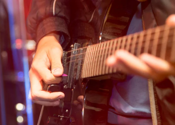 Aggressivt spel gitarr på scen — Stockfoto