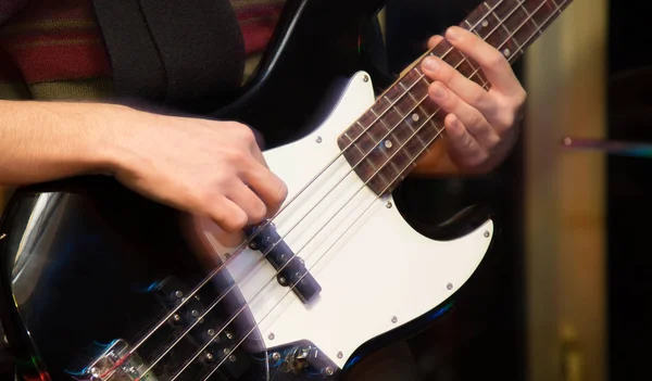 Violão agressivo no palco — Fotografia de Stock