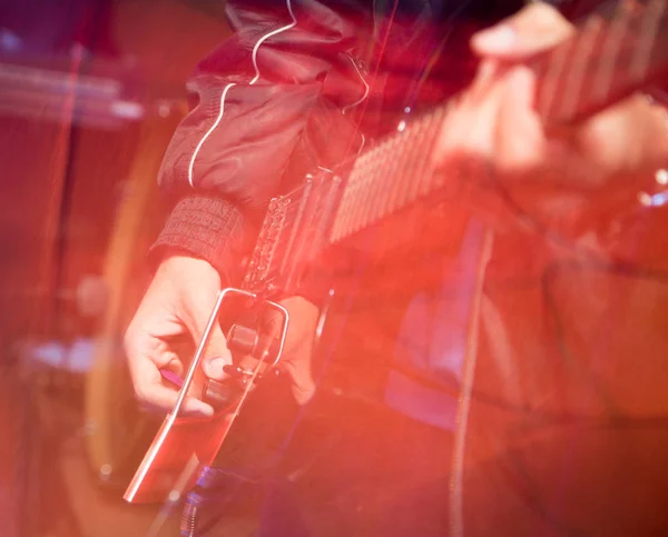 Aggressivt spel gitarr på scen — Stockfoto