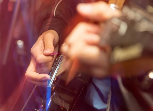 Aggressivt spel gitarr på scen — Stockfoto