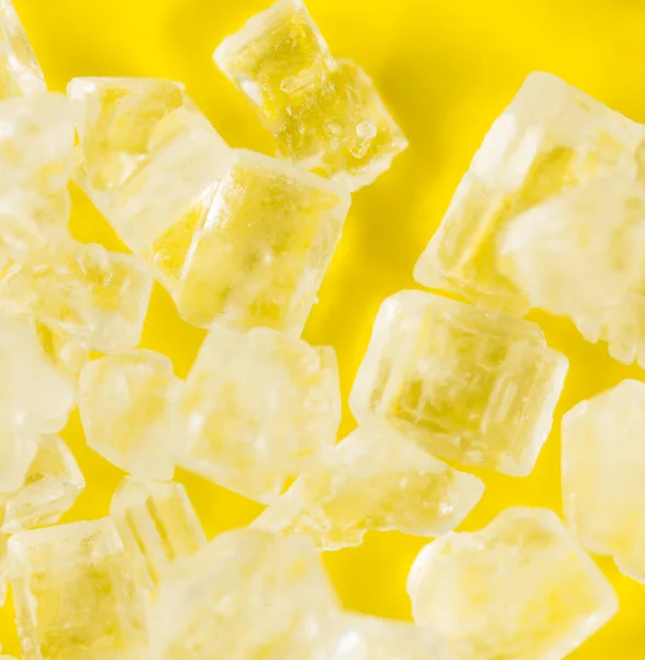 Zucker auf gelbem Hintergrund. Supermakro — Stockfoto