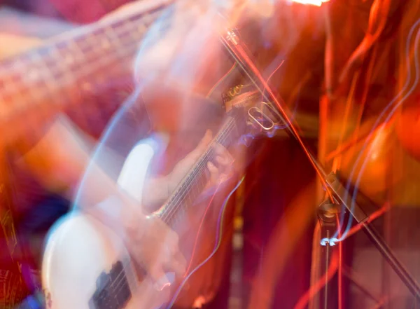 Agresivní hrát na kytaru na scéně — Stock fotografie