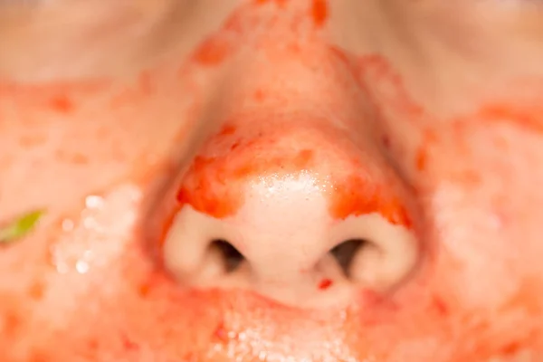 Erdbeeren im Gesicht im Wellnessbereich — Stockfoto