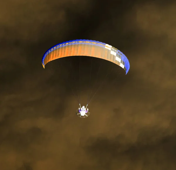 Parachute in de lucht in de omkering — Stockfoto