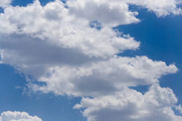 Hermosas nubes en un cielo azul — Foto de Stock