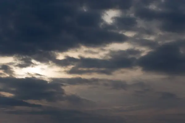 Hemel met wolken bij dageraad zon — Stockfoto