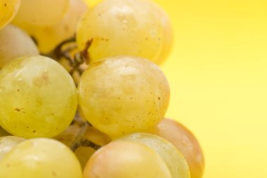 Sarı arka planda üzümler