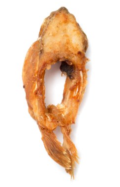 Beyaz arka planda kızarmış balık.