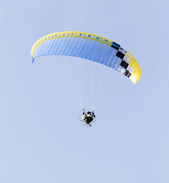 Ejtőernyő repül az égen — Stock Fotó