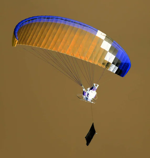 Fallschirm am Himmel in der Umkehrung — Stockfoto