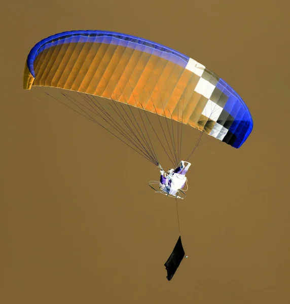 Parachute in de lucht in de omkering — Stockfoto