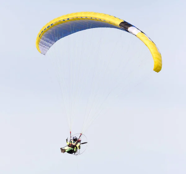 Parachute volant dans le ciel — Photo