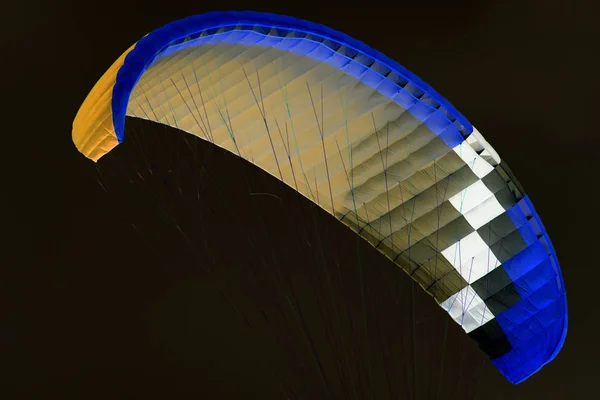 Paraquedas no céu na inversão — Fotografia de Stock