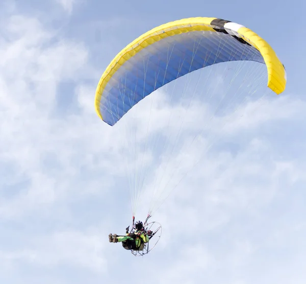 Fallskärm flyger i skyn — Stockfoto