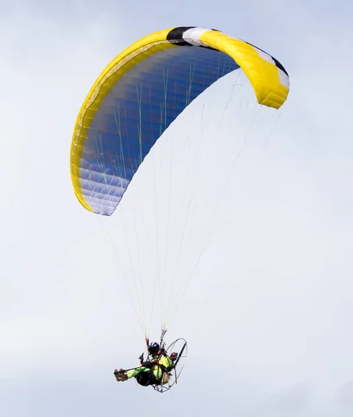 Parachute flying in the sky — Stock Photo, Image