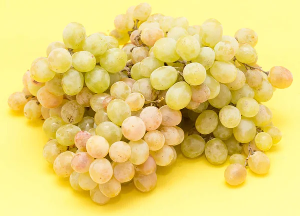 Виноград на желтом фоне — стоковое фото
