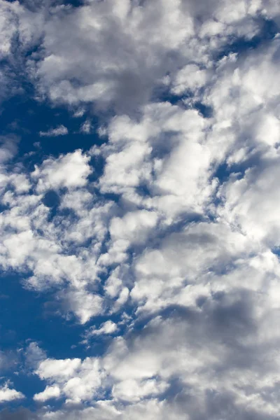 Hermosas nubes en un cielo azul — Foto de Stock