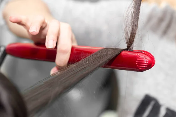 Barber práce v salonu krásy — Stock fotografie