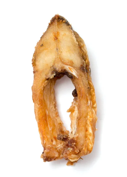 Peixe frito sobre um fundo branco — Fotografia de Stock