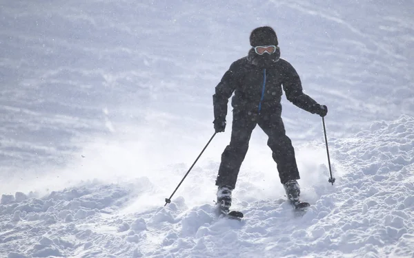 Ludzie na nartach w zimie — Zdjęcie stockowe