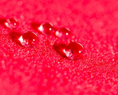 bir damla su kırmızı bir arka plan üzerinde. Kapat