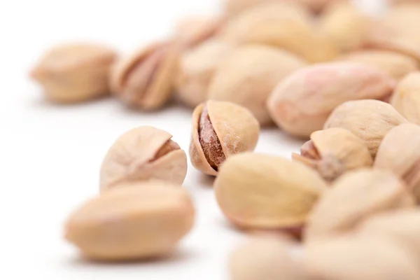 Pimpernoten (pistaches) op een witte achtergrond. sluiten — Stockfoto