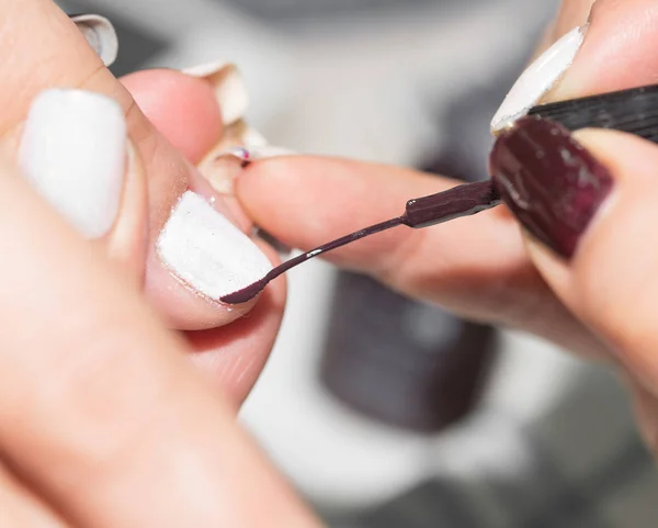 Manicure profissional em um salão de beleza — Fotografia de Stock