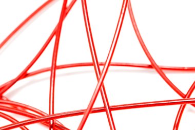 beyaz zemin üzerine kırmızı tel